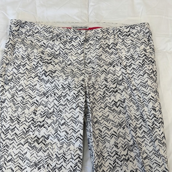 White dress pants with black dots pattern - size 8 - Picture 2 of 5